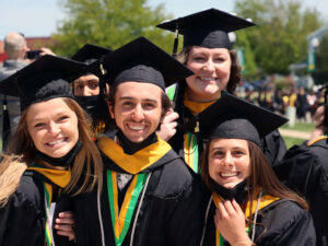 一群戴著帽子、穿著長袍的畢業生