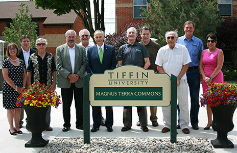 伟德软件官方网站Tiffin大學授予當地投資集團Magnus Terra Company榮譽